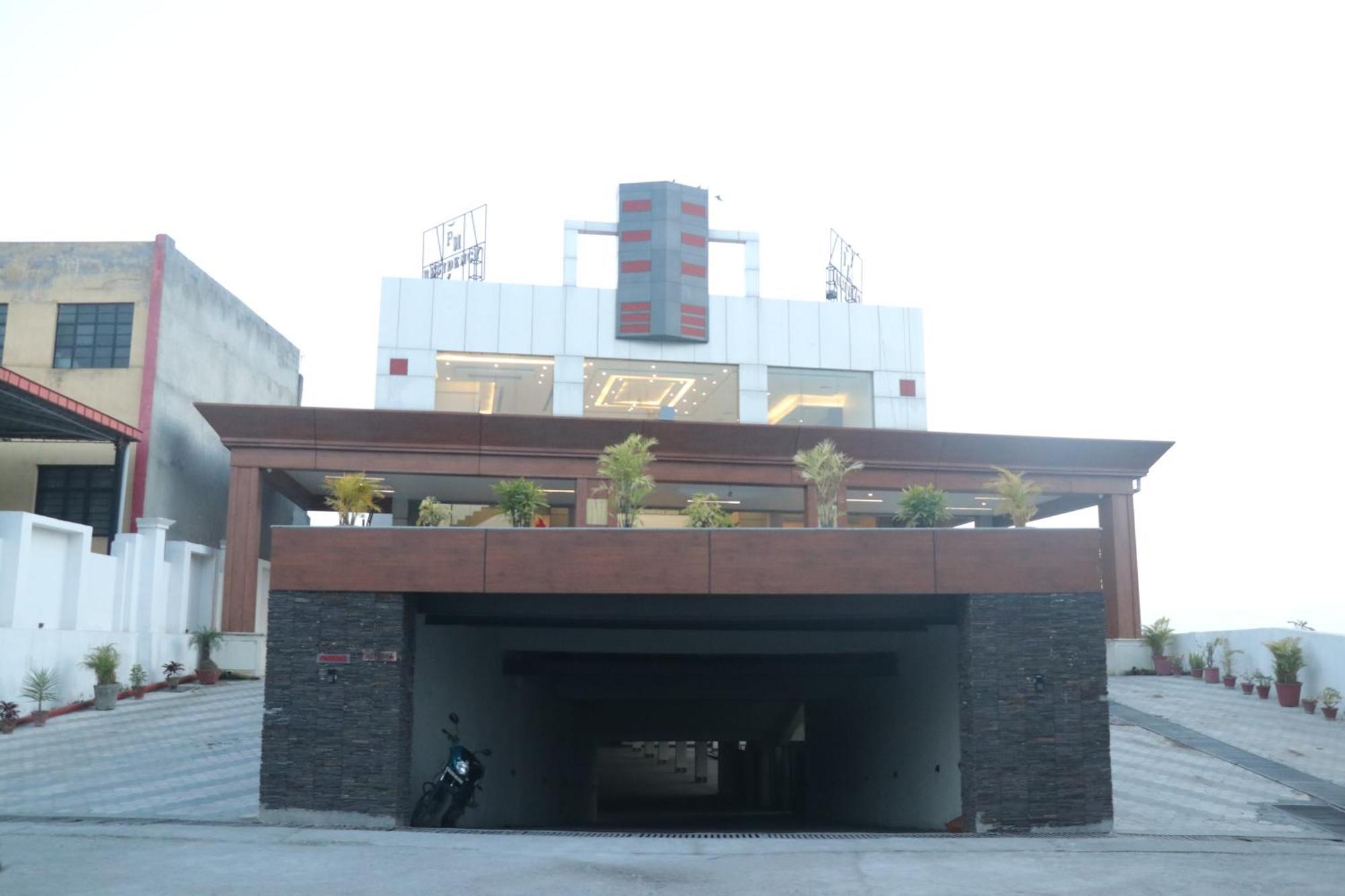 Una  Pt Moolraj Residency酒店 外观 照片
