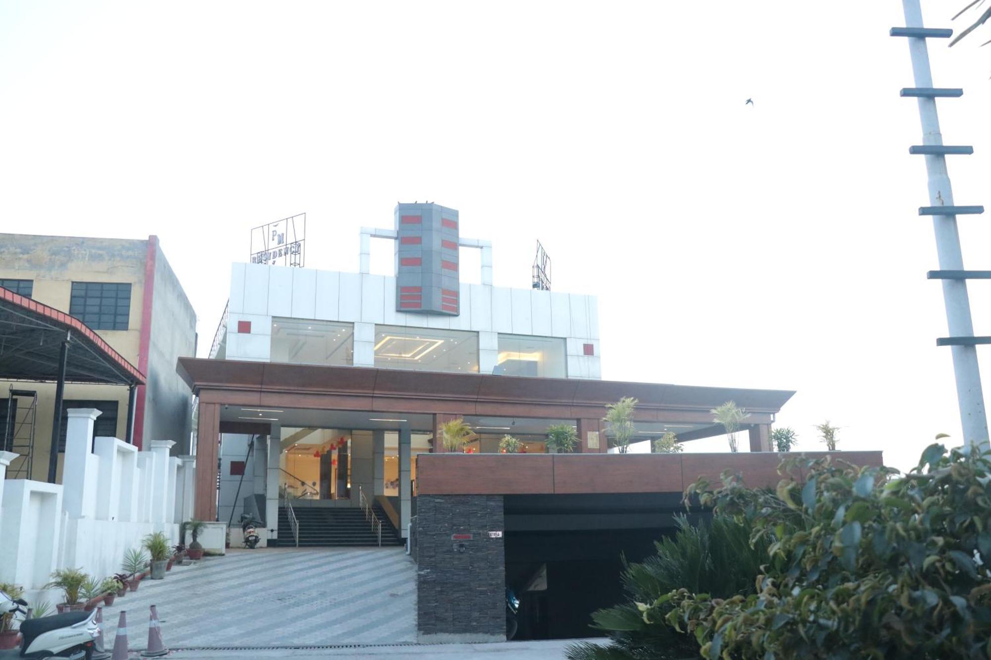 Una  Pt Moolraj Residency酒店 外观 照片