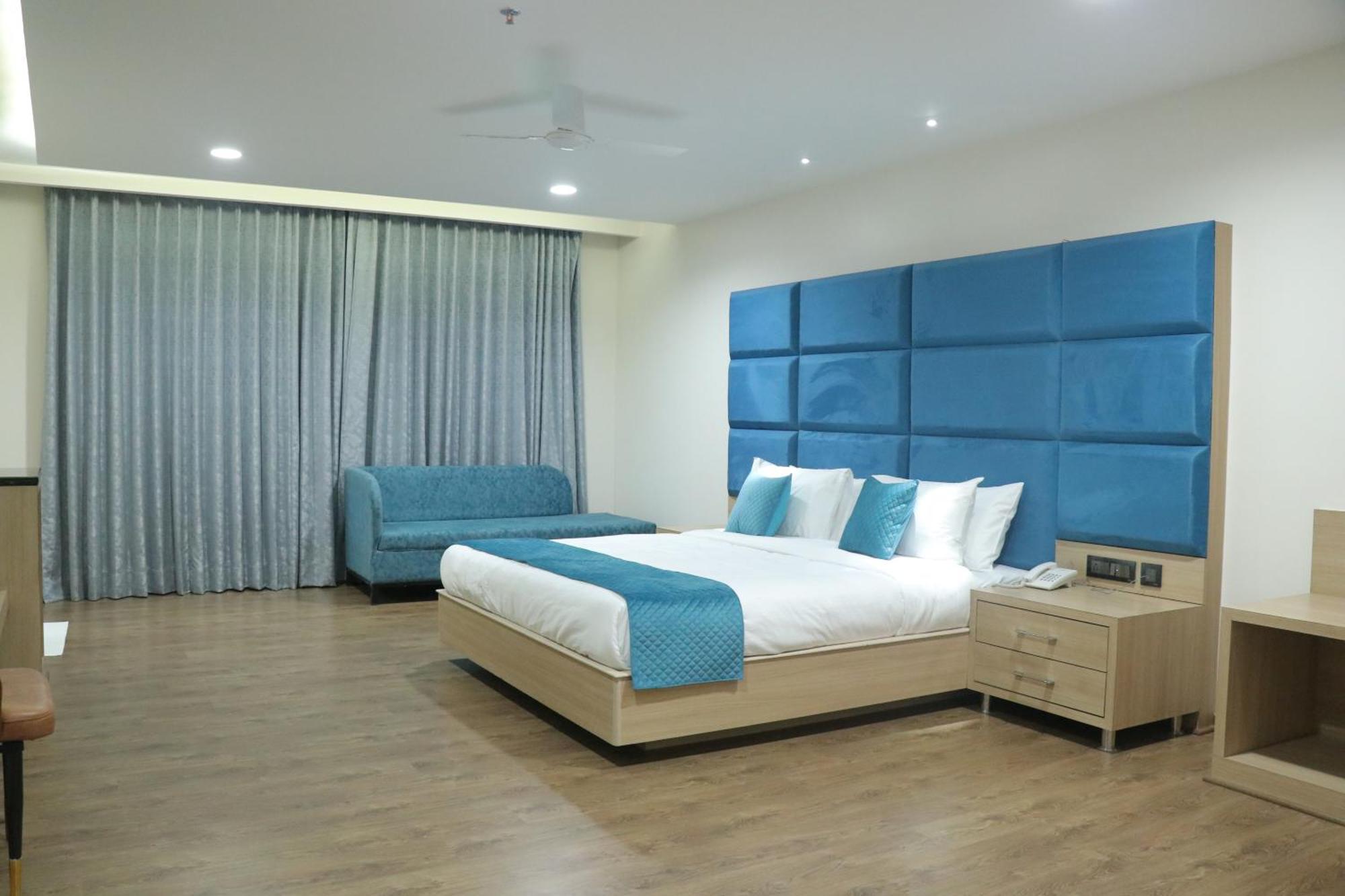 Una  Pt Moolraj Residency酒店 外观 照片