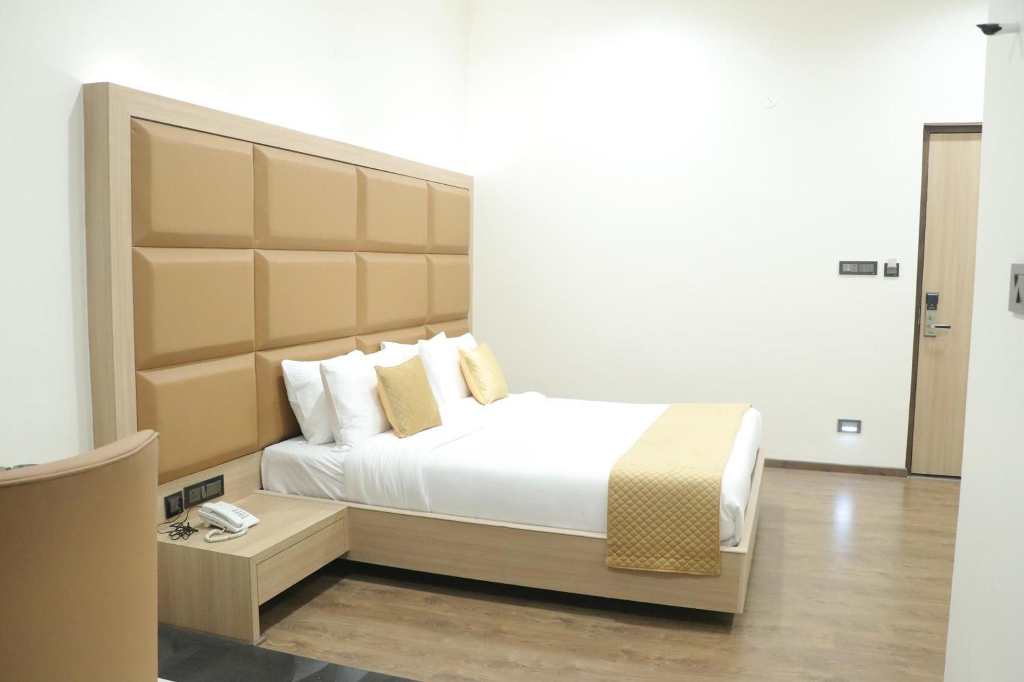 Una  Pt Moolraj Residency酒店 外观 照片