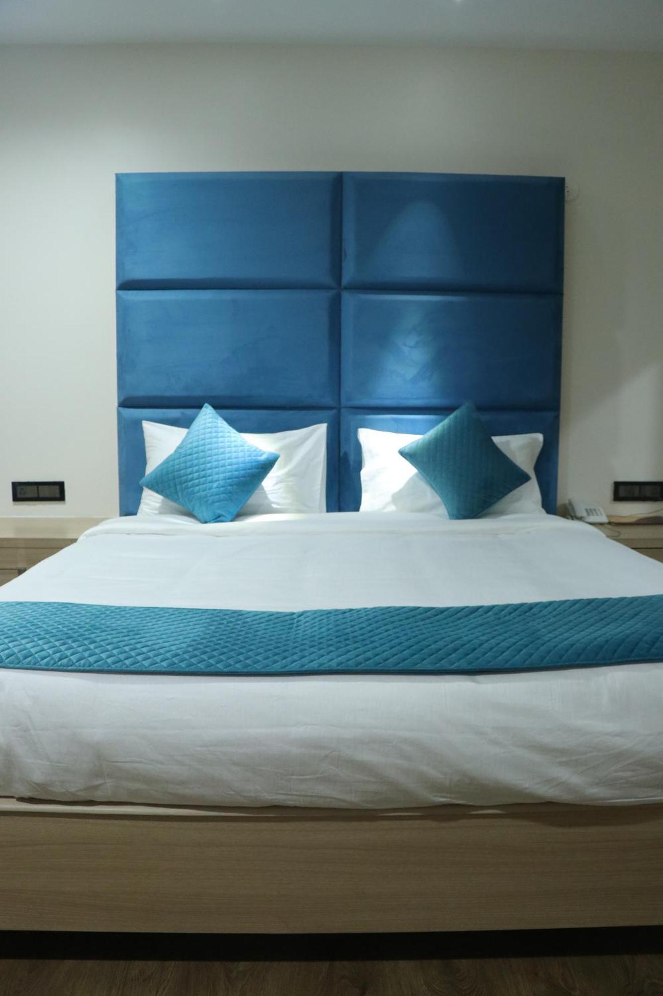 Una  Pt Moolraj Residency酒店 外观 照片