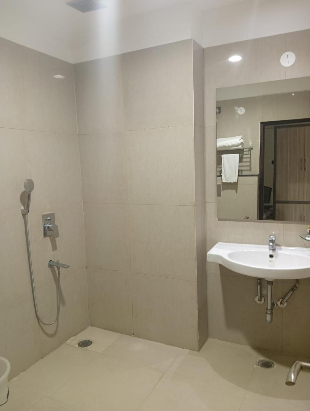Una  Pt Moolraj Residency酒店 外观 照片